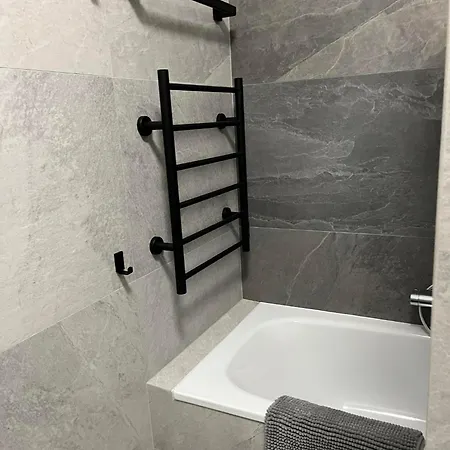 City Centre, Ferry & Old Town Apartment *