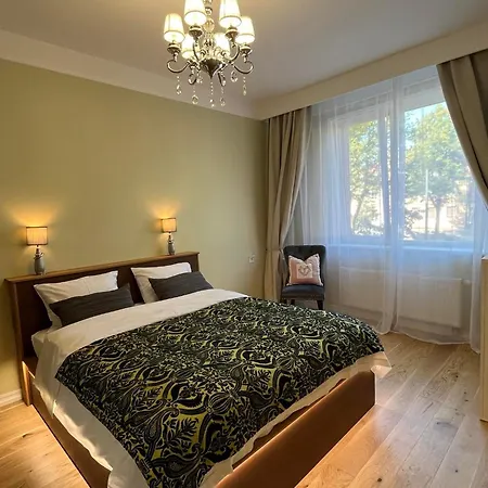 City Centre, Ferry & Old Town Apartment